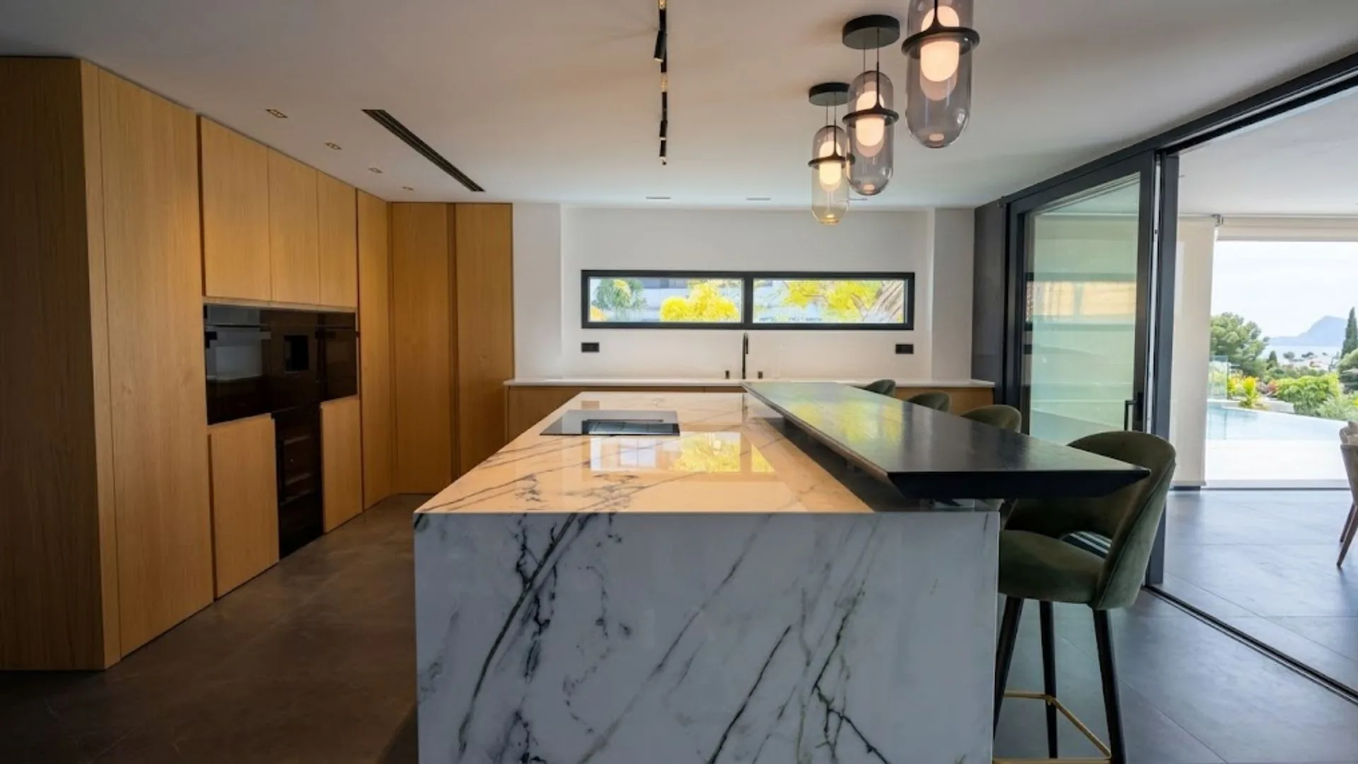 Cocina de lujo con isla de mármol